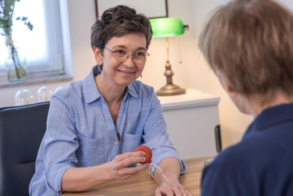 Frauenärztin Astrid Weikelt im Beratungsgespräch