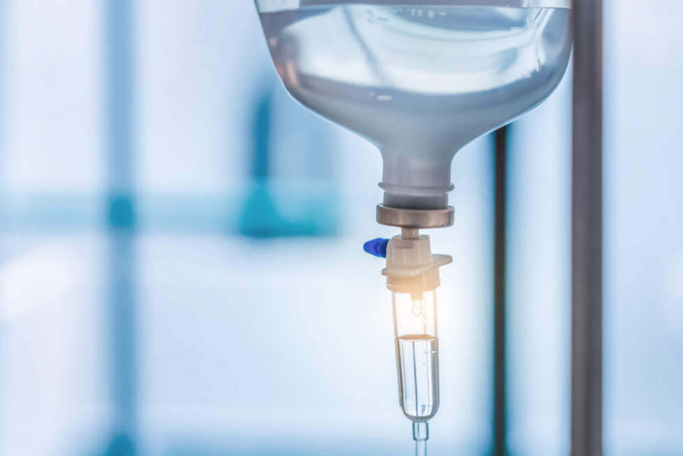 Infusionsbeutel im Anschnitt. Symbolbild für die Infusionstherapie.